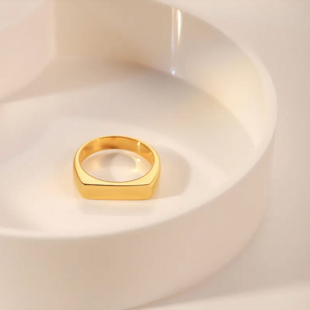 Lana Minimalist Gold Ring — Everyday Elegance
