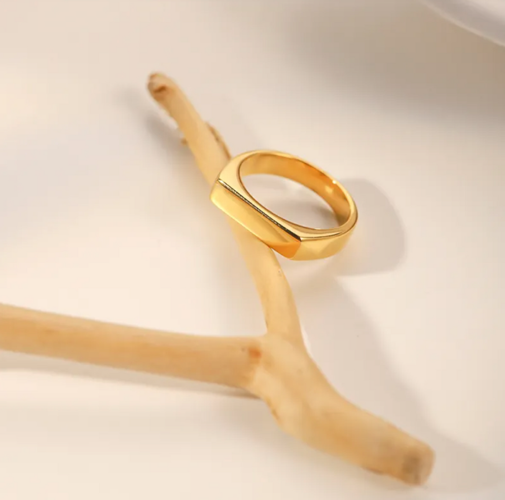Lana Minimalist Gold Ring — Everyday Elegance